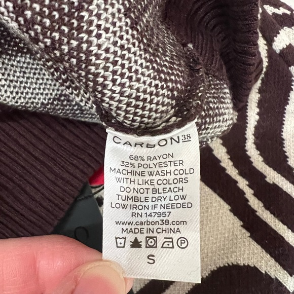 NWT Carbon38 Women’s Zebra Jacquard Crop Sweater Size Small - Picture 6 of 7